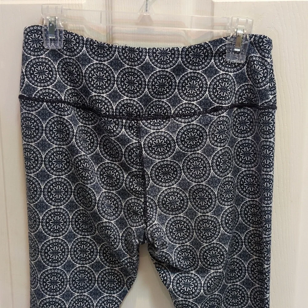 Kyodan Blue Medallion Women's Cropped Leggings Size Medium
